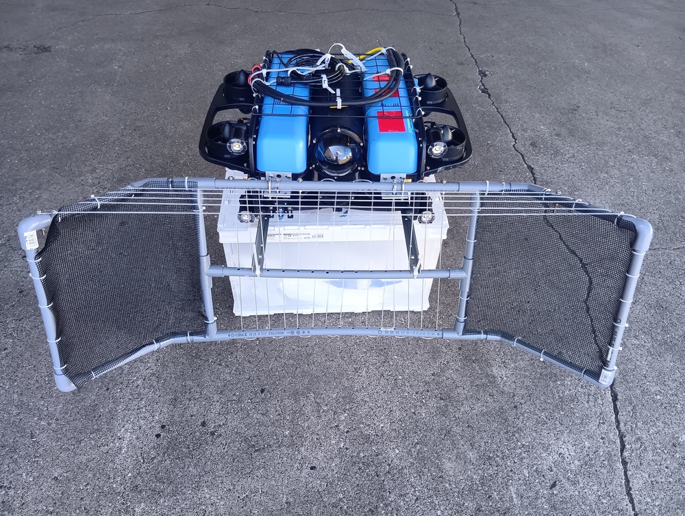 養殖生け簀での水中ドローンを用いたへい死魚の回収